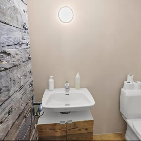 Appartement Joli Au Sous-sol D'un Authentique